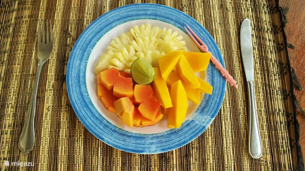 Kadek, der Koch, jeden Morgen zum Frühstück (im Preis inbegriffen). Beim Starten eines Teller mit frischem Obst oder Smoothie und ein Sandwich, Omelette oder Pfannkuchen.