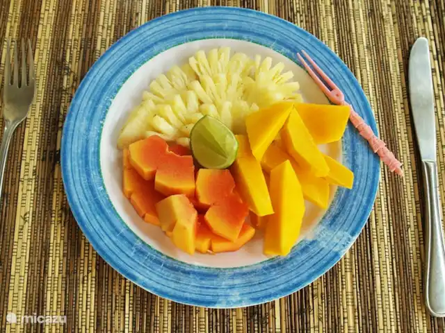 bungaló en Indonesia, Bali, Lovina – Rumah Lotus Kadek, el cocinero, prepara el desayuno todas las mañanas (incluido en el alquiler). Comience con un plato de fruta fresca o un batido, seguido de un sándwich de queso a la parrilla, una tortilla o un panqueque.