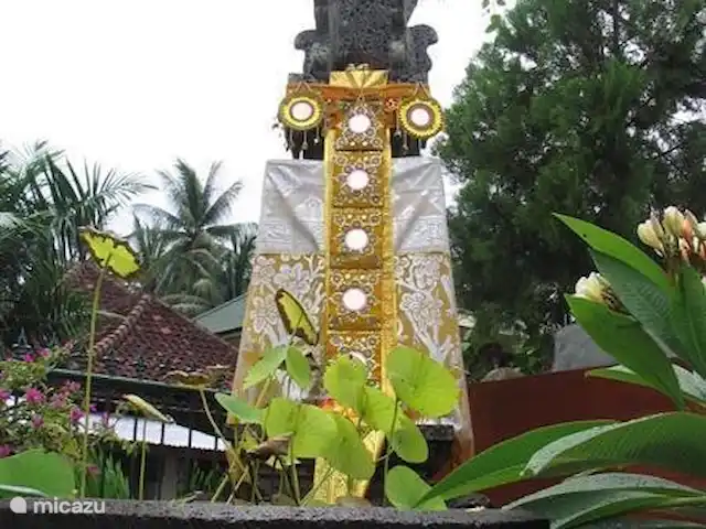 bungaló en Indonesia, Bali, Lovina – Rumah Lotus Templo Suriya en el jardín.