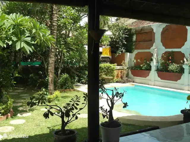 bungaló en Indonesia, Bali, Lovina – Rumah Lotus Vista desde la terraza cubierta (con ventilador de techo) sobre la piscina y el jardín.