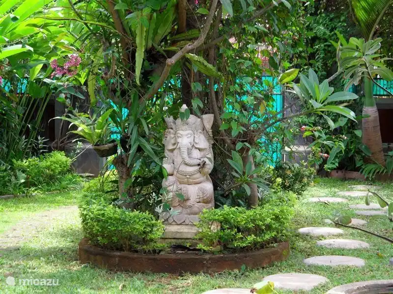 Ganesha, der Gott mit dem Elefantenkopf, schmückt den Garten.