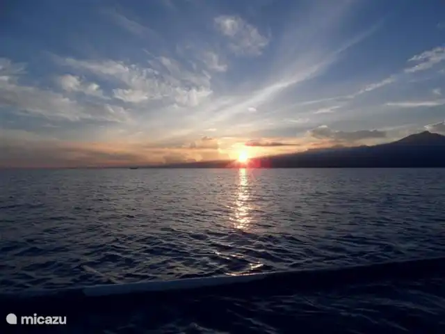 bungaló en Indonesia, Bali, Lovina – Rumah Lotus Observa delfines al amanecer.