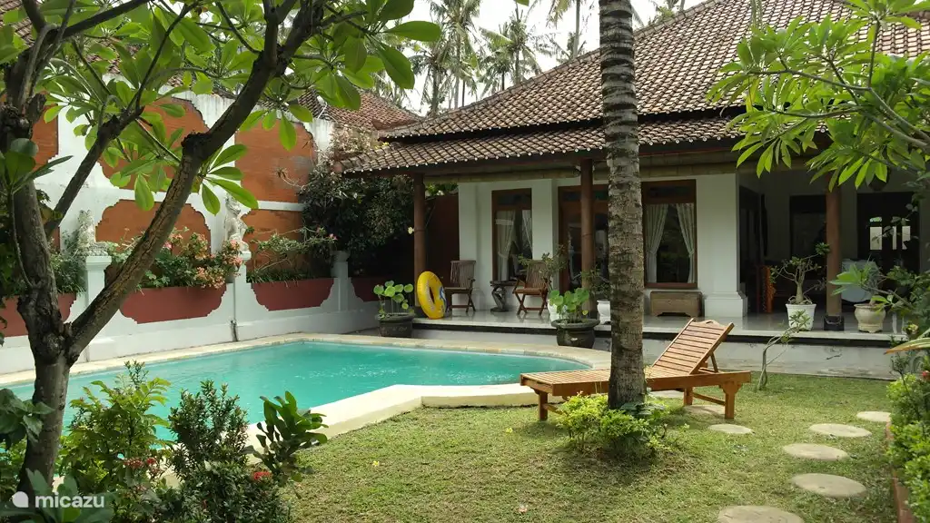 Es ist wunderbar, in der gepflegten Garten. Schönen Gemeinschaftspool (5x8) ganz privat.