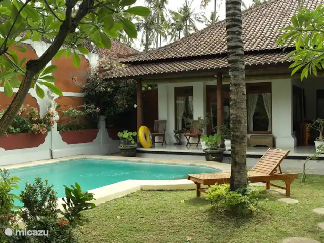 bungaló en Indonesia, Bali, Lovina – Rumah Lotus Es maravilloso relajarse en el jardín bien cuidado. La piscina maravillosamente refrescante (5x8) es completamente privada.