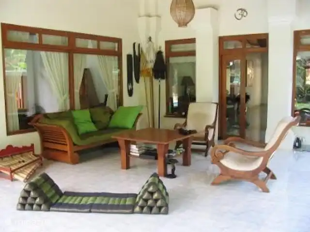 bungaló en Indonesia, Bali, Lovina – Rumah Lotus Terraza ricamente amueblada en la parte delantera con vistas al jardín y la piscina.