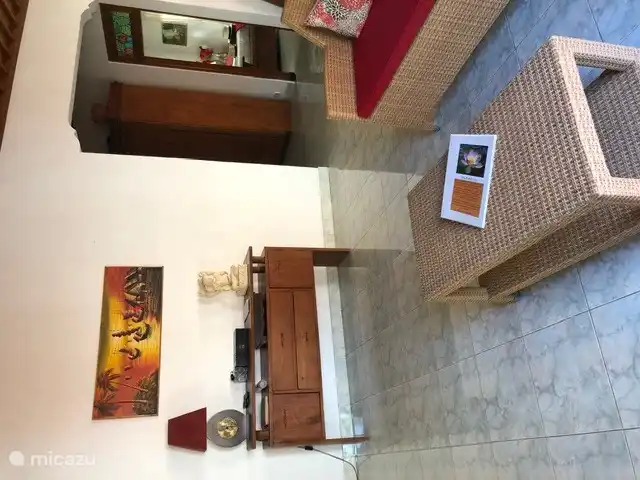 Das Wohnzimmer ist geräumig und verfügt über einen großen Esstisch für 8 Personen sowie einen TV-Sitz. Ihnen steht ein Kühlschrank mit Gefrierfach zur Verfügung. Vom Wohnzimmer aus erreichen Sie das mittlere und hintere Schlafzimmer und 1 Badezimmer. Die Küche befindet sich im hinteren Teil des Hauses.