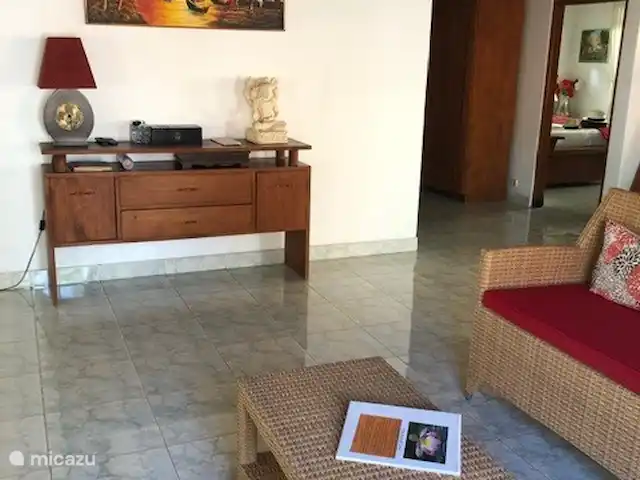 bungaló en Indonesia, Bali, Lovina – Rumah Lotus El salón es amplio y tiene una gran mesa de comedor para 8 personas además de un asiento frente a la TV. Un frigorífico con congelador está a su disposición. Desde el salón se llega al dormitorio medio y trasero y 1 baño. La cocina se encuentra en la parte trasera de la casa.