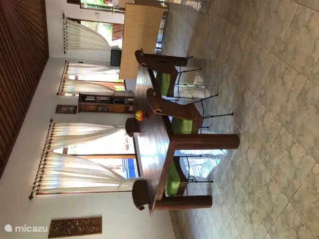 Der Essbereich im großen Wohnzimmer.