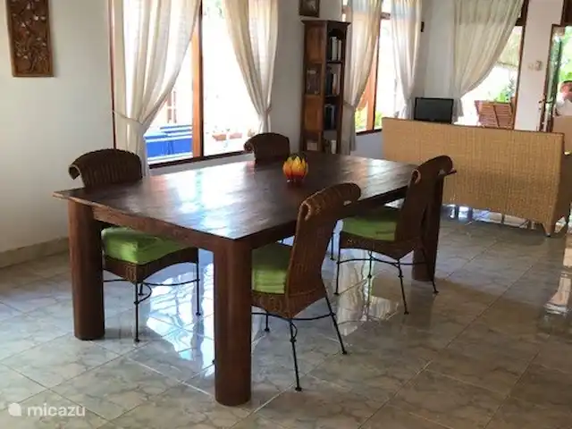 bungaló en Indonesia, Bali, Lovina – Rumah Lotus El comedor en la gran sala de estar.