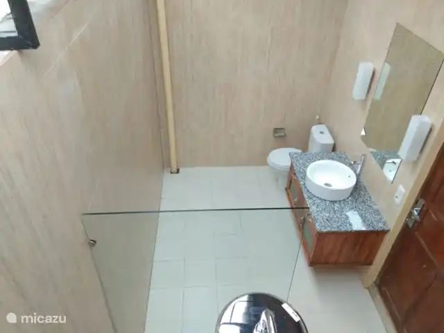 bungaló en Indonesia, Bali, Lovina – Rumah Lotus Una imagen de los 2 baños pertenecientes a los dormitorios.