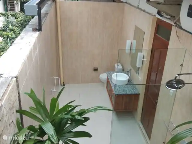 bungaló en Indonesia, Bali, Lovina – Rumah Lotus Una imagen de los 2 baños pertenecientes a los dormitorios.