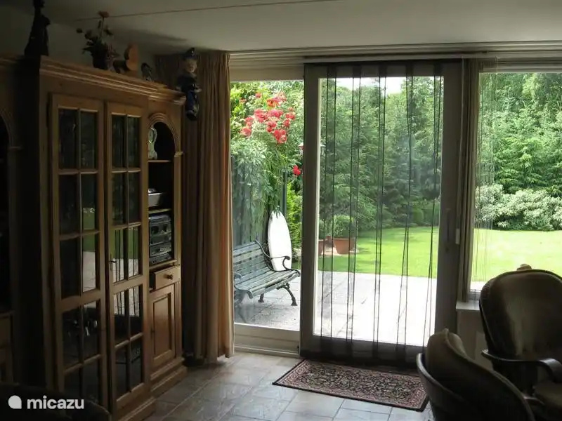 Wohnzimmer mit Schiebetüren zur Terrasse