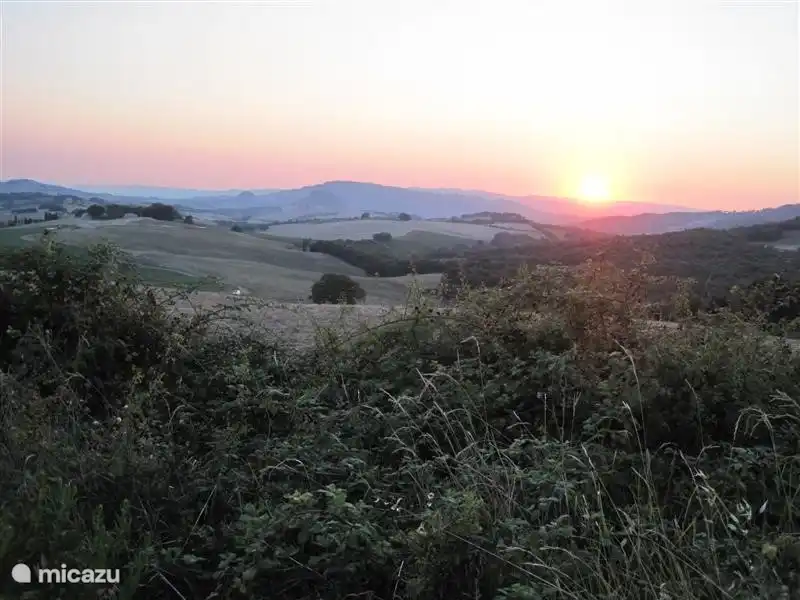 Coucher de soleil en Toscane. Podere Grignano est situé sur la petite butte juste à gauche du soleil.
