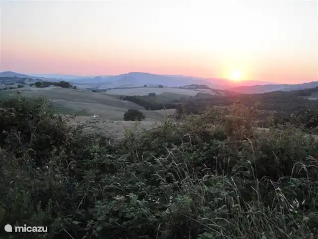 Location de Vacances Italie, Toscane, Volterra, maison de vacances - Podere Grignano Coucher de soleil en Toscane. Podere Grignano est situé sur la petite butte juste à gauche du soleil.