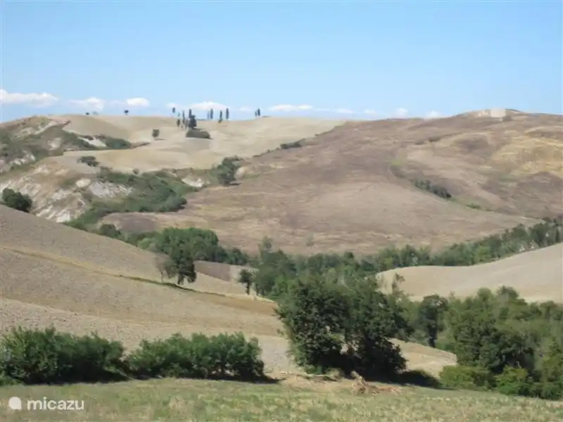 Photo prise depuis la route de campagne qui va de Volterra vers Podere Grignano. À environ 10 minutes en voiture des chalets.