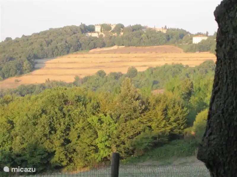 Villa di Pignano vue du bout du jardin de Podere Grignano. Podere Grignano faisait partie de ce domaine.