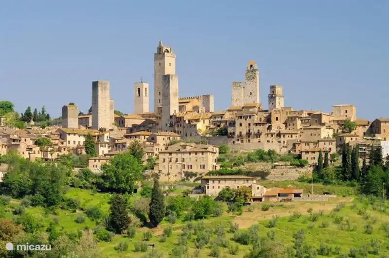 San Gimignano, inscrit sur la liste du patrimoine mondial de l'UNESCO. San Gimignano est l'une des villes médiévales les mieux conservées de Toscane. À environ 25 minutes en voiture de Podere Grignano.