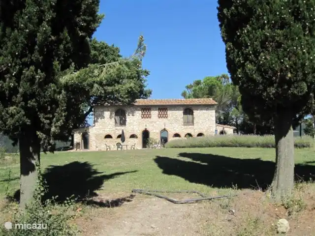 Location de Vacances Italie, Toscane, Volterra, maison de vacances - Podere Grignano Vue de face depuis l'avenue des cyprès