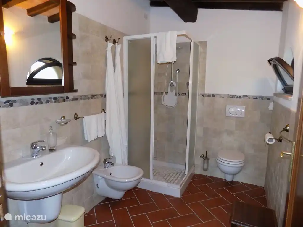 Salle de bain, chaque invité reçoit 3 serviettes qui sont changées une fois par semaine.