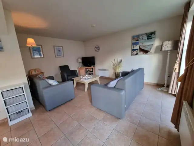 Pueblo junto al mar en Bélgica, Costa Belga, De Haan - bungaló La sala de estar con televisión con conexión por cable.