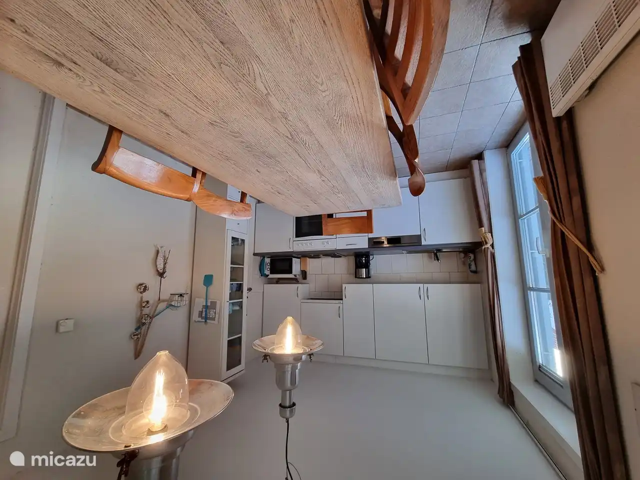 Nuestra cocina con lavaplatos, microondas, estufa eléctrica y horno.