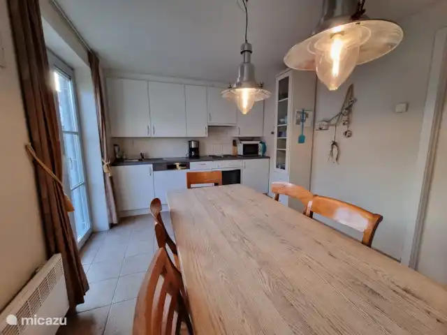 Pueblo junto al mar en Bélgica, Costa Belga, De Haan - bungaló Nuestra cocina con lavaplatos, microondas, estufa eléctrica y horno.