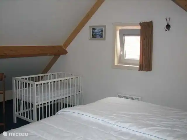 Pueblo junto al mar en Bélgica, Costa Belga, De Haan - bungaló Uno de los dormitorios de la planta superior está equipado con cuna y cambiador.