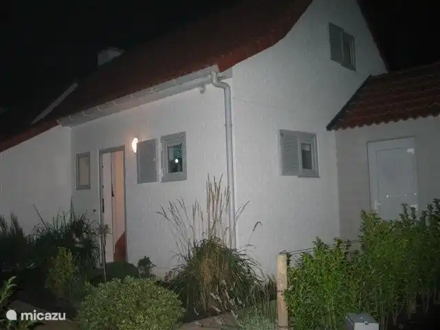 Pueblo junto al mar en Bélgica, Costa Belga, De Haan - bungaló Impresión a la luz del atardecer.