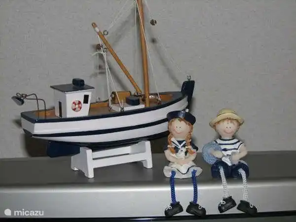 La cabaña está decorada con el tema mar.