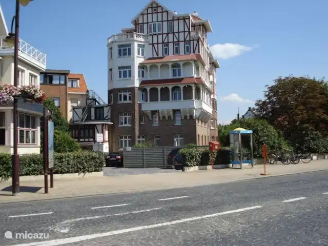 Pueblo junto al mar en Bélgica, Costa Belga, De Haan - bungaló De Haan, construido en estilo Belle Epoque.