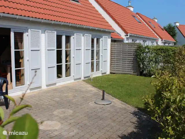 Pueblo junto al mar en Bélgica, Costa Belga, De Haan - bungaló Casa trasera con jardín orientado al sur