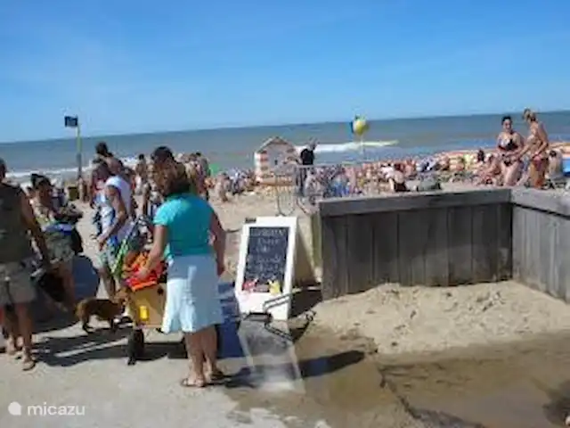 Pueblo junto al mar en Bélgica, Costa Belga, De Haan - bungaló Acceso a la playa de Vosseslag, a poca distancia de nuestra casa de campo. En los meses de verano hay un pabellón de playa abierto para tomar un aperitivo y una bebida. La playa también cuenta con un bloque de aseos (abierto en temporada alta) y en verano la playa está vigilada por socorristas.