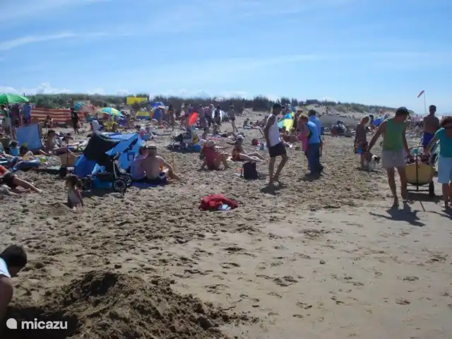 Pueblo junto al mar en Bélgica, Costa Belga, De Haan - bungaló La playa en un día ajetreado