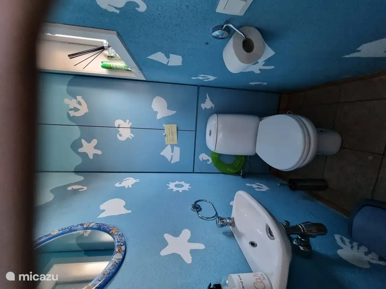 Nuestro acogedor inodoro proxeneta por nuestra hija mayor. 