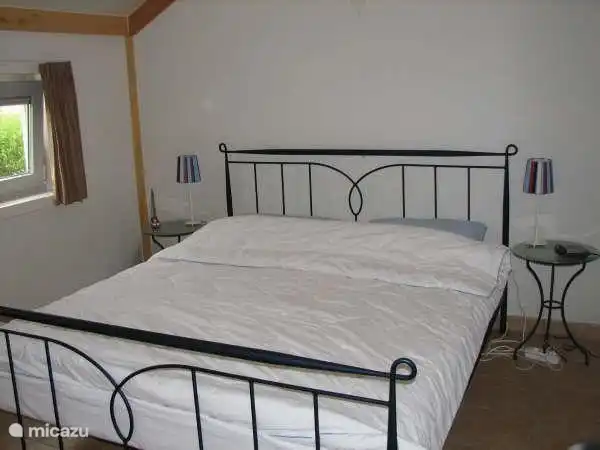 Dormitorio en la planta baja con cama para 2 personas.