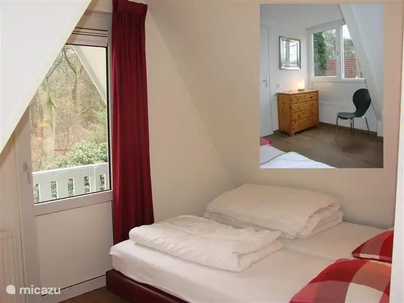 Schlafzimmer mit Balkon auf der Rückseite, die auch mit einer neuen Dachgaube
