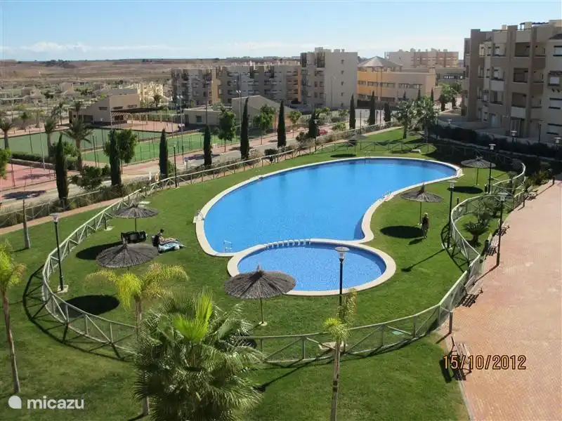 zwembad je hoeft alleen maar de lift te nemen en je kan zwemmen