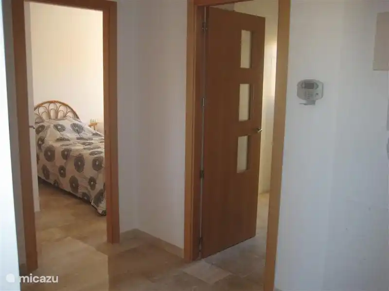 hal met zicht op de 2de slaapkamer