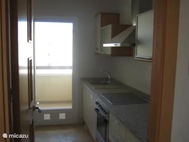 La Tercia Resort Penthouse huren in Spanje, Costa Cálida, La Tercia - penthouse keuken met zicht op de bijkeuken met wasmachine