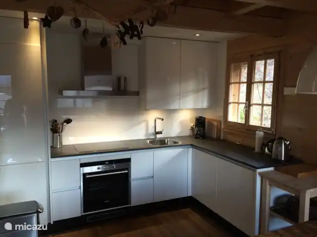 chalet huren in Zwitserland, Wallis, Blatten bei Naters – Chalet Schützhütte Keuken met afwasmachine, koelkast en diepvries