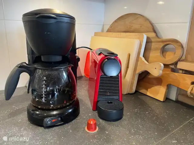 chalet huren in Zwitserland, Wallis, Blatten bei Naters – Chalet Schützhütte Keuken met een filterkoffie apparaat en een Nespresso (cups) apparaat