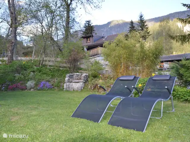 chalet huren in Zwitserland, Wallis, Blatten bei Naters – Chalet Schützhütte 4 ligbedden in de tuin, een BBQ en een picknicktafel.
