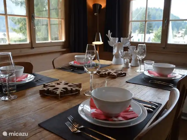 chalet huren in Zwitserland, Wallis, Blatten bei Naters – Chalet Schützhütte Detail van gedekte tafel.