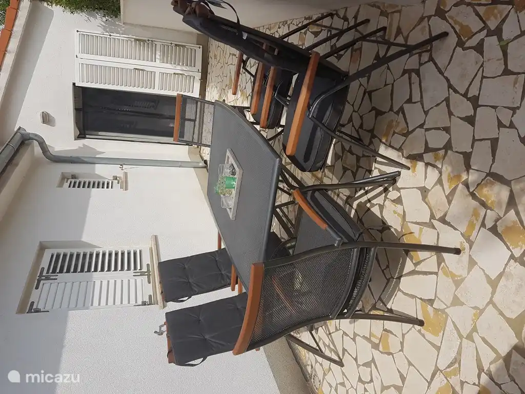 Tranquila terraza trasera con mucha privacidad.