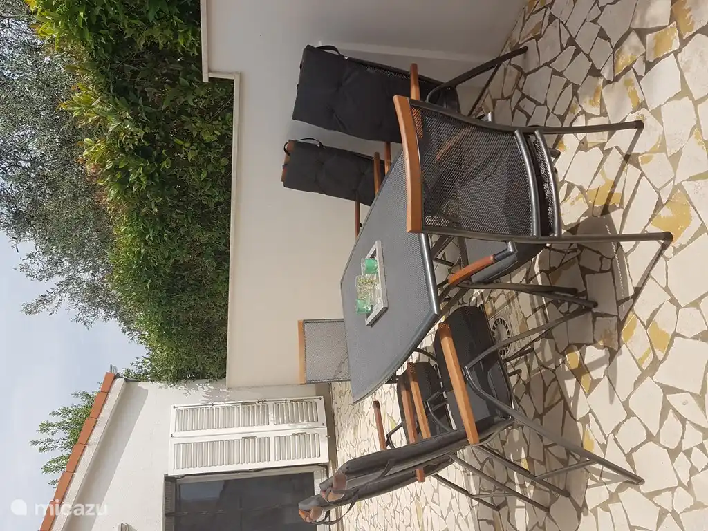 Terraza trasera accesible desde el primer y tercer dormitorio