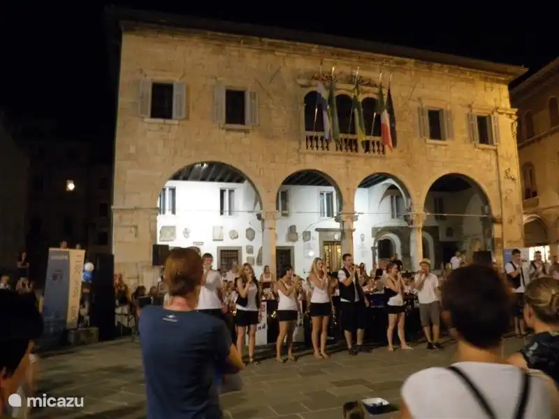 Siempre hay algo que hacer en Pula durante los meses de verano. Un gran mercado todos los días. Por la noche música en vivo en las plazas. En julio el festival de cine. Siempre está agradablemente ocupado. deliciosa comida en un restaurante o simplemente tomar una terraza, todo es posible.