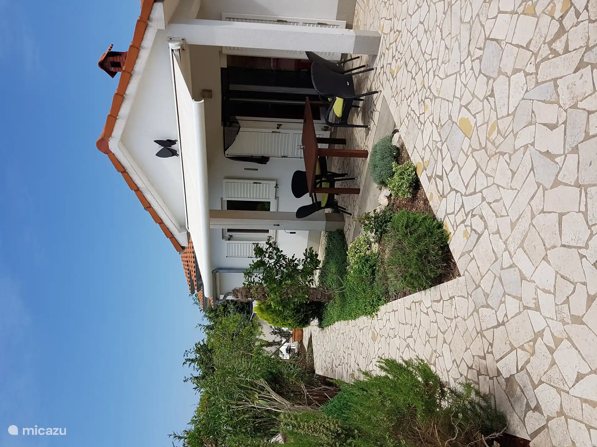 Vista frontal con terraza cubierta