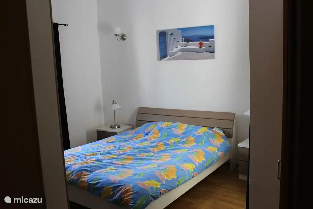 Gran dormitorio doble con puerta de patio a la terraza trasera.