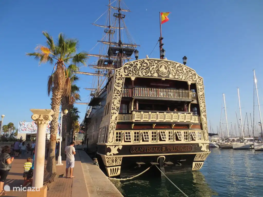 In the port of Alicante is a VOC ship. Admission costs very little. Nice to walk through.