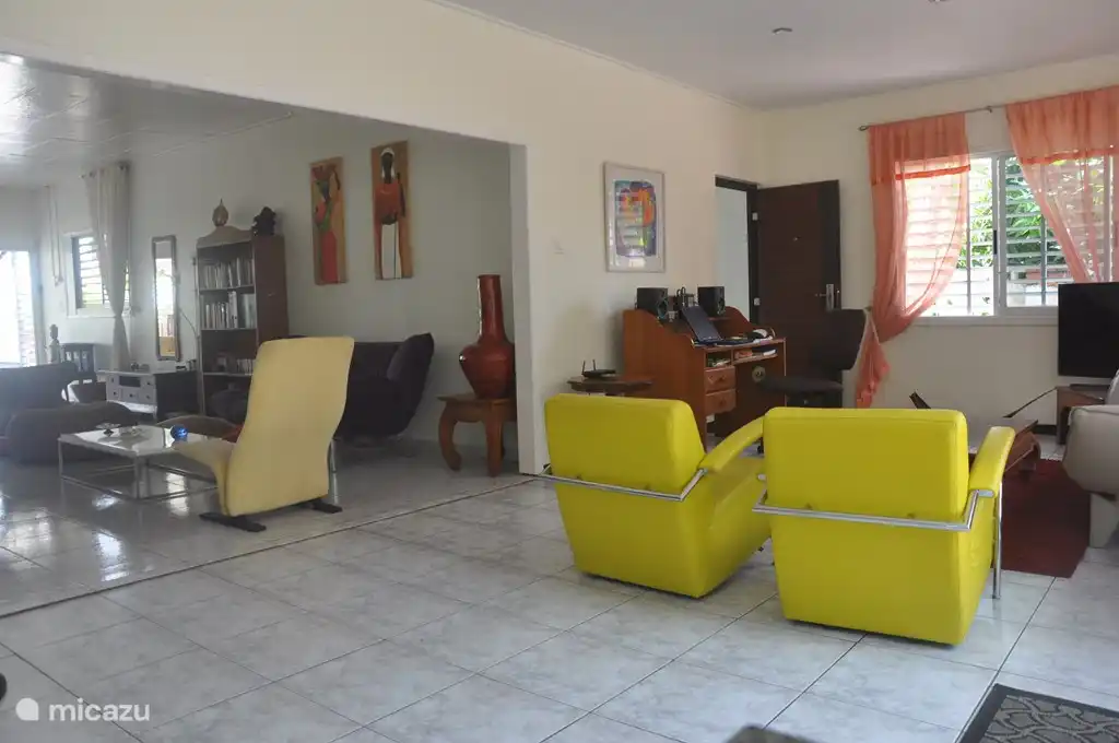 There is a fourth area that is connected to the kitchen, dining room and living room: the television corner. Here is a color television, a sitting area and a desk for your laptop or computer. There is also a bookcase with books. Even the children in mind, there are some children's books and games.